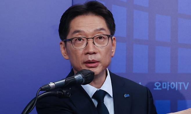 제21대 대통령선거 더불어민주당 경선 후보였던 김경수 전 경남지사가 지난 4월 23일 서울 여의도 오마이TV 스튜디오에서 열린 오마이TV 초청 토론회에서 발언을 하고 있다. 국회사진기자단