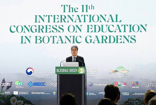 임상섭 산림청장이 9일 서울 코엑스에서 열린 제11차 세계식물원교육총회(ICEBG) 개회식에 참석, 축사하고 있다. 세계식물원교육총회는 오는 13일까지 이어진다. 산림청 제공