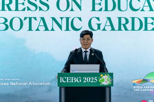 임영석&nbsp;국립수목원장이 9일 서울 코엑스에서 개막한 제11차 세계식물원교육총회에서 개회사를 하고 있다.&nbsp;산림청 제공