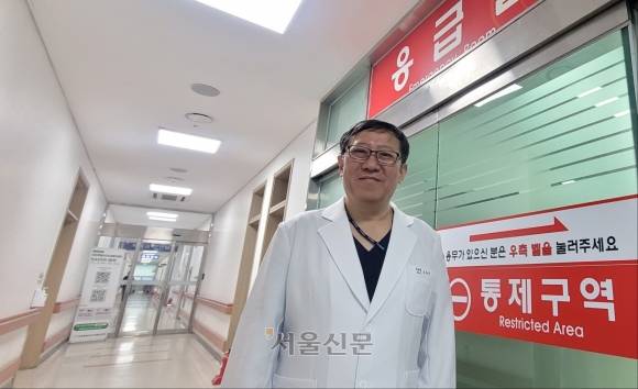 “응급실 뺑뺑이는 인력 문제가 아니라 구조 탓입니다.” 8일 강원 영월의료원 응급실에서 만난 조승연 전 인천의료원장은 무너진 협업 체계가 응급의료의 가장 큰 위기라고 진단했다. 그는 지난 4월부터 이곳에서 응급의로 일하며 의료현장의 단면을 다시 마주하고 있다.