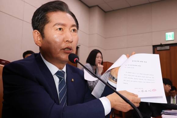 5월 14일 국회에서 열린 법원조직법·공직선거법·헌법재판소 등을 심사하는 법제사법위원회 전체회의에서 더불어민주당 소속 정청래 위원장이 대법관들의 불출석 사유서를 보여주고 있다. 2025.5.14 연합뉴스