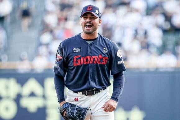 알렉 감보아(롯데 자이언츠)가 8일 서울 잠실야구장에서 열린 2025 KBO리그 정규시즌 두산 베어스와의 원정 경기에서 포효하고 있다. 롯데 자이언츠 제공