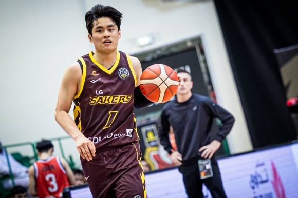 창원 LG 유기상이 8일(한국시간) 아랍에미리트 두바이의 셰이크 사이드 빈 막툼 스포츠 홀에서 열린 국제농구연맹(FIBA) 바스켓볼 챔피언스리그(BCL) 아시아 조별리그 C조 1차전 대만 타오위안 파우이안 파일럿츠와의 경기에서 드리블하고 있다. BCL 아시아 제공