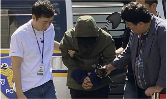 아내와 두 아들을 차에 태우고 진도항 바다로 돌진한 40대 가장이 지난 4일 구속전 피의자 심문을 받기 위해 법원에 출두하고 있다. (연합뉴스 제공)