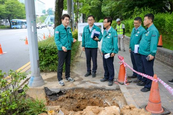 노관규 시장과 시 관계자들이 지봉로에서 도로 빗물받이와 우수관로에 대한 점검을 하고있다.