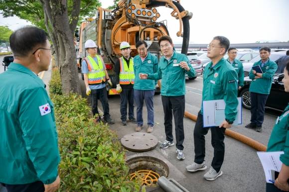 노관규 시장을 비롯한 시 관계자들이 중앙로에서 하수 맨홀 등을 점검하고 있다.