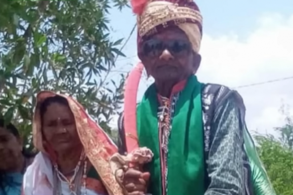 70년간 동거해온 인도의 90대 커플이 결혼을 통해 정식으로 부부가 돼 화제라고 8일(현지시간) 현지 매체가 전했다. 유튜브 채널 ‘sagwara live news’ 캡처