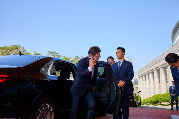 이재명 대통령이 지난 5일 서울 용산 대통령실 청사로 출근하고 있다. 사진 제공=대통령실