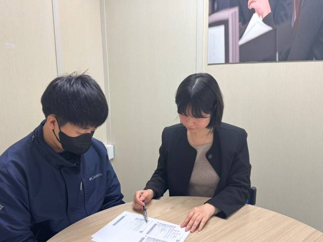 인지어스 당진지사의 유가영(오른쪽) 위원이 청년층 집단상담프로그램 ‘CAP@(캡파)’에 참여한 청년과 상담하고 있다. 인지어스 당진지사 제공