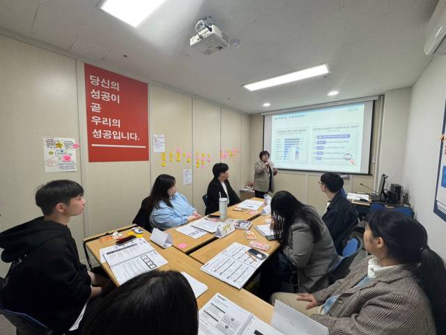 상담프로그램 참여자들이 교육을 받고 있다. 인지어스 당진지사 제공