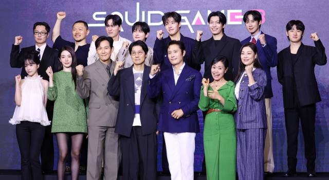 9일 서울 용산구 드래곤시티 호텔에서 열린 넷플릭스 글로벌 흥행작 '오징어 게임' 시즌3 제작발표회에서 감독 및 출연 배우들이 포즈를 취하고 있다. / 연합뉴스