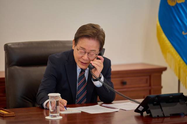 이재명 대통령이 9일 서울 용산 대통령실에서 이시바 시게루 일본 총리와 전화 통화를 하고 있다. 연합뉴스