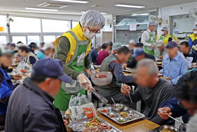 조달청, 가정의달을 맞아 결식 어르신 무료급식 봉사. 연합뉴스