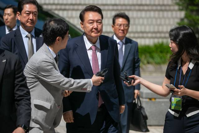 윤석열 전 대통령이 9일 서울 서초구 서울중앙지방법원에서 열린 내란 우두머리 혐의·직권남용 권리행사 방해 혐의 사건 6차 공판에 출석하고 있다. 사진공동취재단