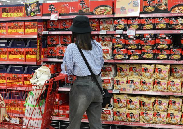 8일 서울 시내 한 대형 마트에 라면이 진열돼 있다. 연합뉴스