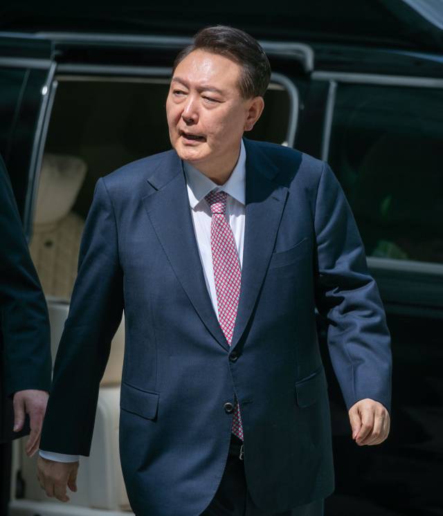 윤석열 전 대통령이 9일 오전 서울 서초구 서울중앙지방법원에서 내란 우두머리 혐의 사건 6차 공판에 출석하고 있다. 뉴스1