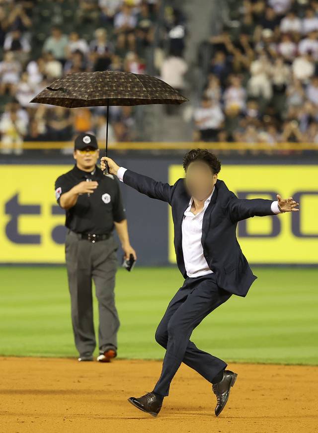 서울 송파구 잠실야구장에서 열린 프로야구 '2024 신한 SOL 뱅크 KBO리그' 두산 베어스와 LG 트윈스의 경기, 5회말 2사 LG 오지환 타석 상황에서 경기장에 관중이 난입해 소동을 벌이고 있다. 뉴스1