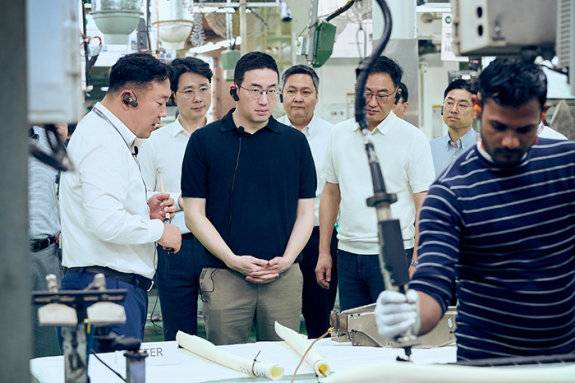 구광모 LG그룹 회장(왼쪽 세 번째)은 2월 24일(현지 시간)부터 나흘간 인도를 찾아 인도의 실리콘밸리로 불리는 벵갈루루와 수도 뉴델리 등에서 LG 사업장을 둘러봤다. ㈜LG