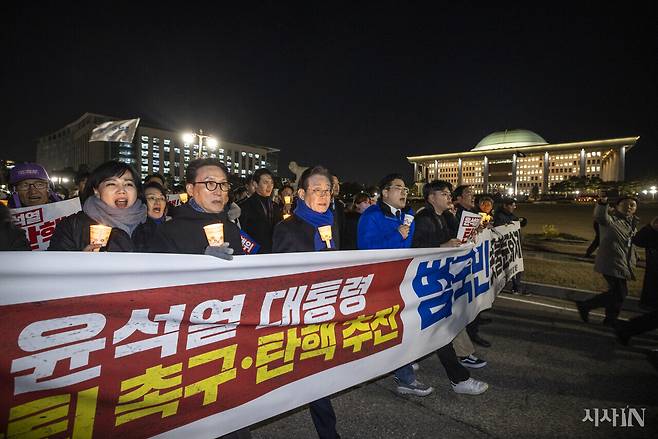 2024년 12월4일 서울 여의도 국회 앞에서 열린 ‘윤석열 대통령 사퇴 촉구 탄핵 추진 범국민 촛불문화제’에서 이재명 더불어민주당 대표가 행진하고 있다. ⓒ시사IN 포토