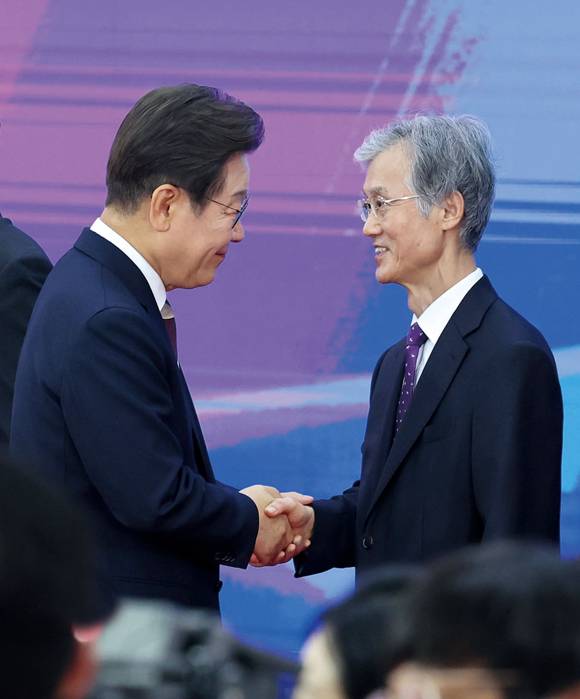 이재명 대통령이 6월4일 서울 여의도 국회 로텐더 홀에서 취임선서를 마친 뒤 조희대 대법원장과 악수하고 있다. ⓒ시사저널 이종현