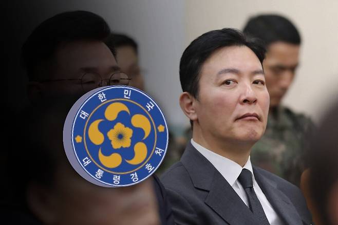 김성훈 대통령경호처 차장이 지난 1월22일 국회에서 열린 '윤석열 정부의 비상계엄 선포를 통한 내란 혐의 진상규명 국정조사 특별위원회' 1차 청문회에 출석한 모습이다. 왼쪽은 대통령경호처 CI ⓒ 시사저널 박은숙