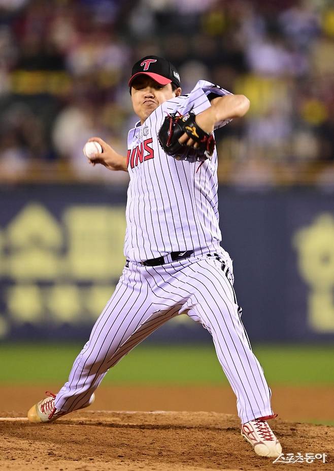 LG 장현식이 발목에 이어 광배근 부상에서도 회복한 뒤 1군에 돌아왔다. 장현식은 유영찬과 함께 당분간은 연투를 하지 않을 예정이다. 그는 8일 “몸 관리에 대해 조금 더 깊게 생각하고 있다”며 신중한 모습을 보였다. 스포츠동아DB