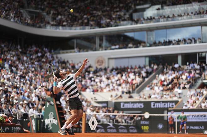카를로스 알카라스(2위·스페인)가 8일(현지 시간) 프랑스 파리 롤랑가로스에서 열린 프랑스오픈 남자 단식 결승전에서 얀니크 신네르(1위·이탈리아)와 경기하고 있다. 알카라스는 신네르와 5시간 29분 대접전 끝에 3-2(4-6 6-7 6-4 7-6 7-6) 역전승을 거두고 대회 2연패를 달성했다.  파리(프랑스) ㅣAP 뉴시스