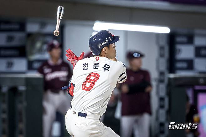 롯데 전준우가 4일 사직구장에서 열린 키움과 홈경기 7회말 무사 1루서 좌익수 키를 넘기는 2루타로 통산 2000안타를 달성하고 있다. 사진제공｜롯데 자이언츠