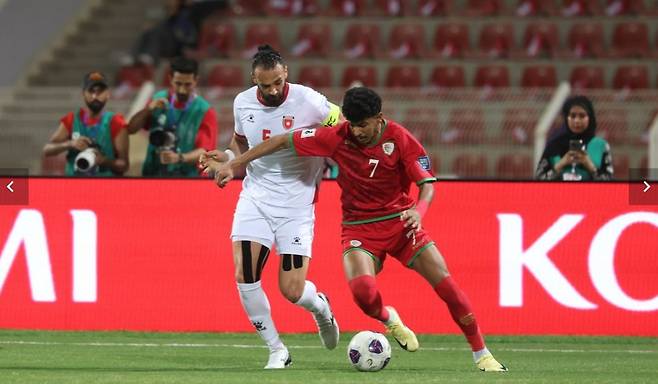 오만 공격수 이삼 알수비(오른쪽)가 6일(한국시간) 요르단과 홈경기에서 야잔 알아랍을 상대로 드리블을 시도하고 있다. 사진출처|AFC 홈페이지