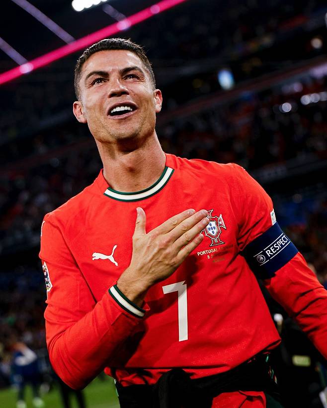 포르투갈 대표팀 주장 크리스티아누 호날두가 9일(한국시간) 스페인과 UNL 결승에서 2-2로 비긴 뒤 승부차기에서 승리해 우승을 확정한 뒤 기뻐하고 있다. 호날두는 1-2로 뒤진 후반 16분 동점골을 넣어 포르투갈을 구해냈다. 사진출처|포르투갈대표팀 페이스북