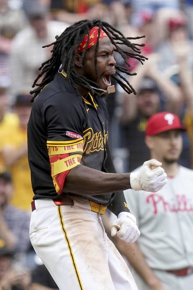 피츠버그 오닐 크루즈가 9일 필라델피아전에서 8회말 결승 득점을 올린 뒤 포효하고 있다. AP연합뉴스