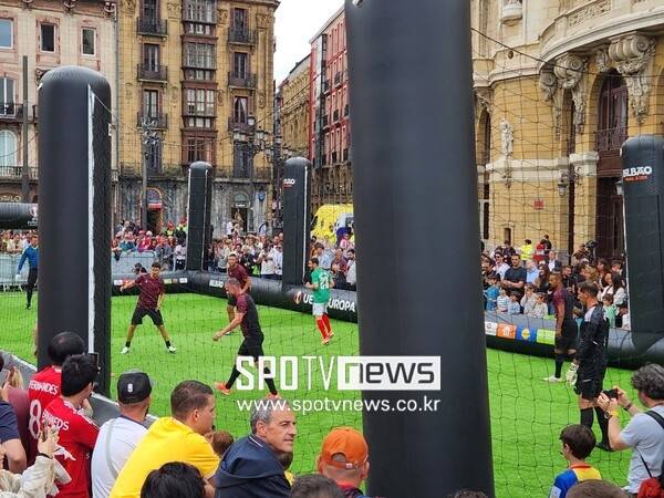 ▲ UCL을 찾은 관계자들을 위해 UEFA가 지정한 호텔에 마련된 안내 부스, 공항 이동부터 미팅 장소 등 온갖 문의 해결이 가능하다. 성격에 맞는 투어 프로그램이나 미팅 인사까지 섭외 가능하다. 이 역시 철저하게 메뉴얼화 되어 있다. VIP, 중계 방송 관계자, 후원사, 사회 공헌 등 여러 성격에 따라 호텔도 섞지 않고 분류했다.(사진 맨 위) 팬들이 먹고 쓰도록 공원 등에서는 레전드 매치 등 열었고 팬존을 가동해 맥주, 안주 등을 사먹으며 자연스럽게 소비하도록 유도했다. 경제 효과는 상상 이상이다.