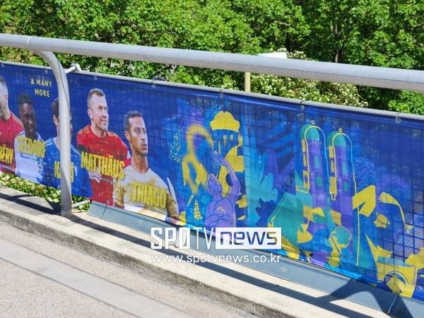 ▲ 카카, 피구 등 전설들이 UCL 결승전을 앞두고 경기를 하는 것을 안내하는 현수막.