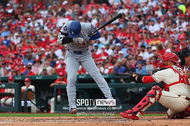 ▲ 오타니는 9일 세인트루이스전 3회에도 투구에 맞을 뻔했다. 몸쪽 공을 가까스로 피했다.