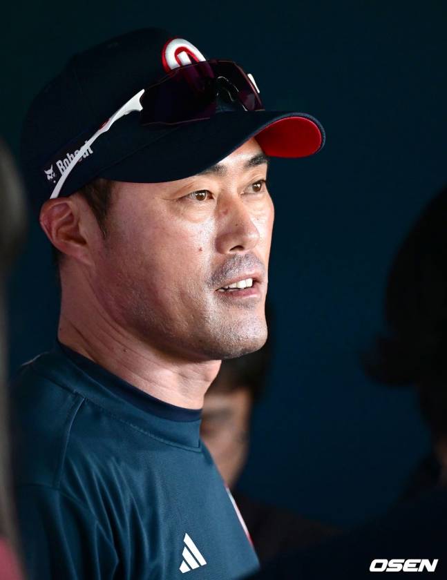 8일 경기를 앞두고 인터뷰를 하고 있는 조성환 감독대행.