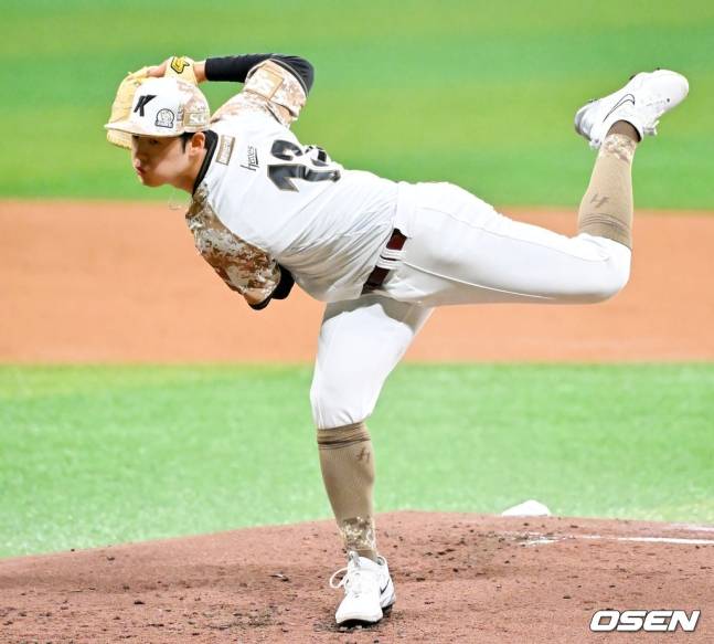 키움 정현우가 8일 고척 LG전에서 역투하고 있다.