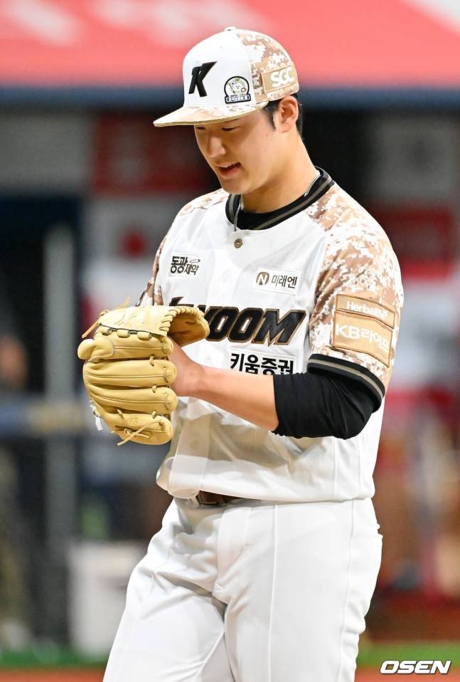 키움 정현우가 8일 고척 LG전에서 역투하고 미소 짓고  있다.