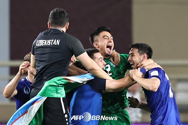 우즈베키스탄 선수들이 지난 6일(한국시간) 아랍에미리트연합(UAE) 두바이에서 열린 2026 국제축구연맹(FIFA) 북중미 월드컵 아시아 3차 예선 A조 9차전 무승부로 사상 첫 월드컵 본선 진출을 확정한 뒤 기뻐하고 있다. /AFPBBNews=뉴스1
