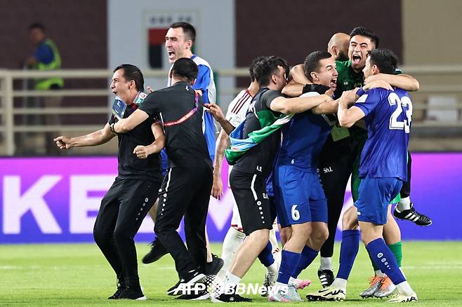 우즈베키스탄 선수들이 지난 6일(한국시간) 아랍에미리트연합(UAE) 두바이에서 열린 2026 국제축구연맹(FIFA) 북중미 월드컵 아시아 3차 예선 A조 9차전 무승부로 사상 첫 월드컵 본선 진출을 확정한 뒤 기뻐하고 있다. /AFPBBNews=뉴스1