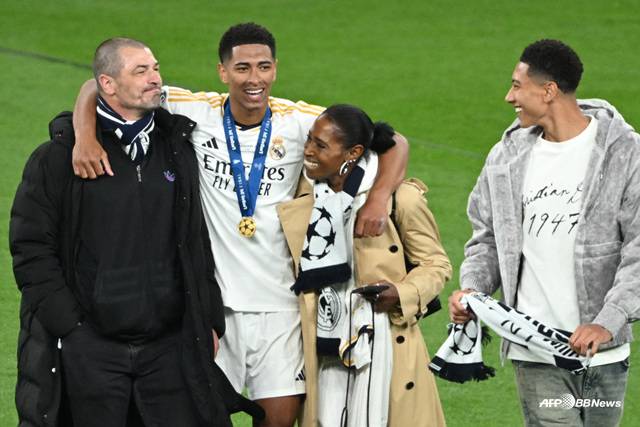 벨링엄 가족. 형 주드 벨링엄(왼쪽에서 두 번째)과 동생 조브 벨링엄(오른쪽). /AFPBBNews=뉴스1