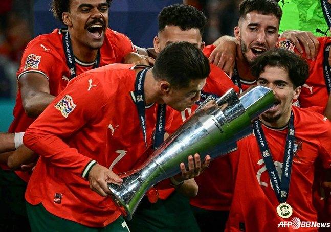 9일(한국시간) 독일 뮌헨의 알리안츠 아레나에서 열린 2024~2025시즌 유럽축구연맹(UEFA) 네이션스리그(NL) A 챔피언십 결승전 승리 후 트로피에 입을 맞추고 있다. /AFPBBNews=뉴스1