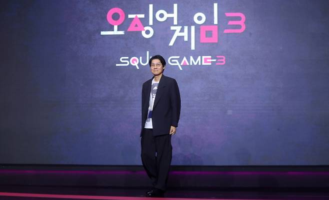 [서울=뉴시스] 김혜진 기자 = 황동혁 감독이 9일 오전 서울 용산구 드래곤시티에서 열린 넷플릭스 시리즈 오징어게임 시즌3(감독 황동혁) 제작발표회에서 포즈를 취하고 있다.   '오징어 게임3'는 자신만의 목적을 품고 다시 참가한 게임에서 가장 친한 친구를 잃고 만 기훈(이정재)과 정체를 숨긴 채 게임에 숨어들었던 프론트맨(이병헌), 잔인한 게임 속에서 살아남은 참가자들의 마지막 운명을 그린 이야기로 오는 넷플릭스에서 27일 공개된다. 2025.06.09. jini@newsis.com /사진=김혜진