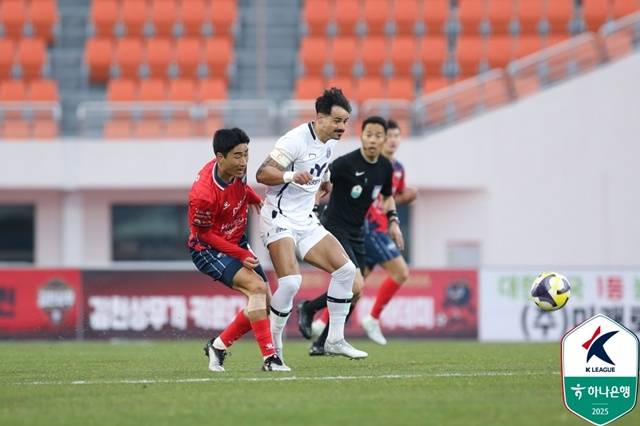 경기에 집중하는 서민우(왼쪽). /사진=한국프로축구연맹 제공