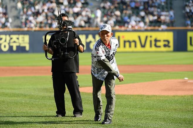 김두만 전 참모총장이 6일 잠실 롯데-두산전에서 시구를 하고 있다. /사진=두산 베어스 제공