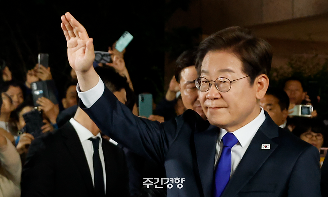 이재명 더불어민주당 대선후보가 제21대 대통령 당선이 확실시된 지난 6월 3일 밤 인천 계양구 자택 앞에 모여든 시민들에게 인사를 하고 있다. 문재원 기자