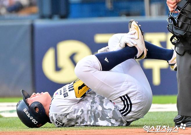 5일 오후 서울 송파구 잠실야구장에서 열린 '2025 신한 SOL Bank KBO리그' KIA 타이거즈와 두산 베어스의 경기, 1회말 두산 정수빈이 사구에 맞은 후 고통을 호소하고 있다. 엑스포츠뉴스 DB