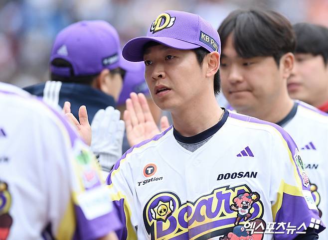 5일 오후 서울 잠실야구장에서 열린 '2025 신한 SOL Bank KBO리그' LG 트윈스와 두산 베어스의 경기, 3년 만에 진행된 어린이날 더비에서 두산이 LG를 상대로 5:2 승리를 거뒀다.  이날 경기를 승리로 마친 두산 정수빈이 코칭스태프들과 기뻐하고 있다. 엑스포츠뉴스 DB