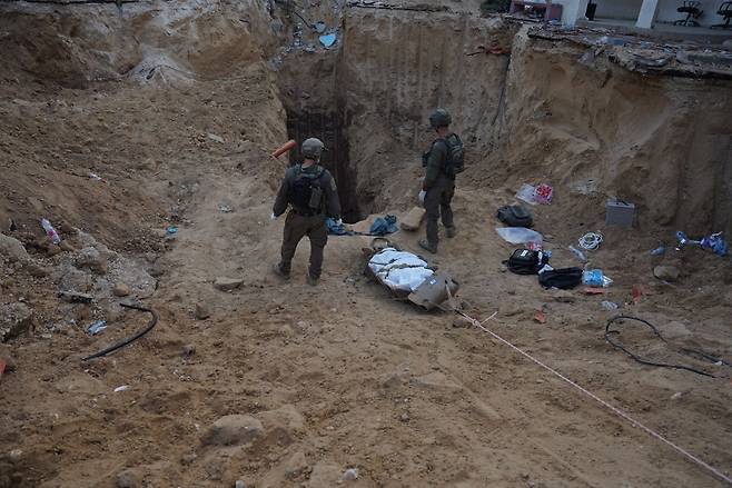 가자지구 땅굴서 무함마드 신와르 시신 확보하는 이스라엘군 [이스라엘군 제공. 재판매 및 DB 금지]
