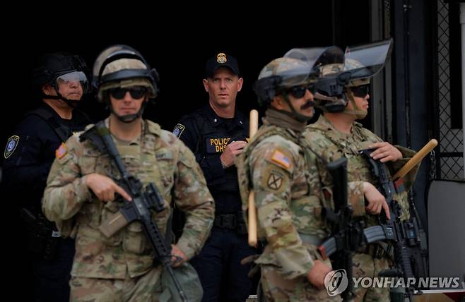 8일 LA에 도착한 미 캘리포니아주 방위군 [로이터=연합뉴스. 재판매 및 DB 금지]