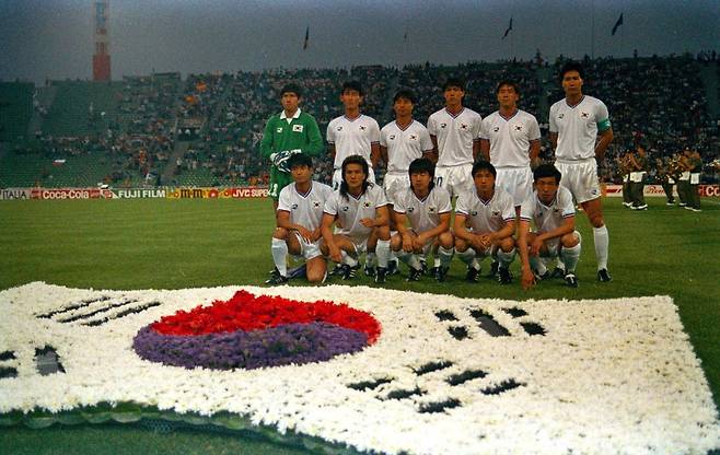 <월드컵축구> 90년 이탈리아월드컵 영웅들  1990년 6월 18일 우디네 프리울리스타디움에서 열린 이탈리아 월드컵 우루과이와의 경기에 앞서 기념 촬영하는 한국 대표팀.
[연합뉴스 자료사진]